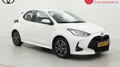 Wit Gebruikt 2021 Toyota Yaris Hybrid Hatchback | € 20.999 (Eerlijke prijs)