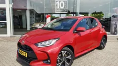 Rood Gebruikt 2024 Toyota Yaris Style Hatchback | € 25.995 (Eerlijke prijs)