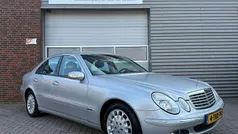 Grijs, metallic lak Gebruikt 2004 Mercedes E220 Avantgarde Sedan | € 3.944 (Eerlijke prijs)