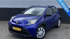 Blauw, metallic lak Gebruikt 2024 Toyota Aygo Play Hatchback | € 17.899 (Eerlijke prijs)