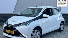 Gebruikt 2017 Toyota Aygo X-play Hatchback | € 9.350 (Eerlijke prijs)