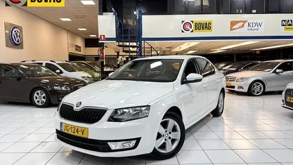 Wit Occasion 2016 Skoda Octavia Ambition Hatchback | € 10.150 (Super prijs)