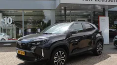 Zwart Gebruikt 2024 Toyota Yaris Cross Style SUV | € 29.490 (Eerlijke prijs)
