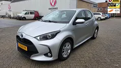 Grijs (metallic) Gebruikt 2021 Toyota Yaris Hybrid Active Hatchback | € 19.450 (Eerlijke prijs)
