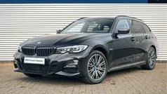 Zwart Gebruikt 2022 BMW 330e Executive Stationwagen | € 37.950 (Eerlijke prijs)