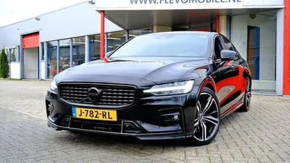 Gebruikt 2020 Volvo S60 R-Design Sedan | € 26.450 (Eerlijke prijs)