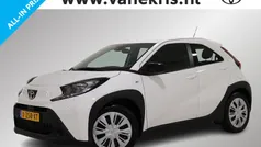 Wit Gebruikt 2024 Toyota Aygo Play Hatchback | € 18.999 (Eerlijke prijs)