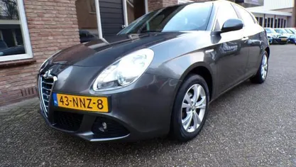 Occasion Alfa Romeo Giulietta Distinctive 120 PK (88 kW) 2010 Grijs, metallic lak Hatchback