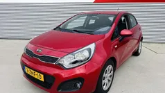 Rood Gebruikt 2015 Kia Rio Hatchback | € 7.400 (Eerlijke prijs)