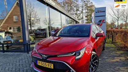 Rood Occasion 2022 Toyota Corolla Executive Stationwagen | € 25.950 (Goede deal)