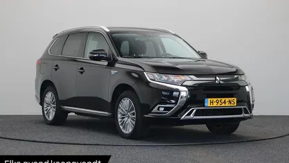 Zwart Gebruikt 2020 Mitsubishi Outlander P-HEV SUV | € 22.940 (Eerlijke prijs)