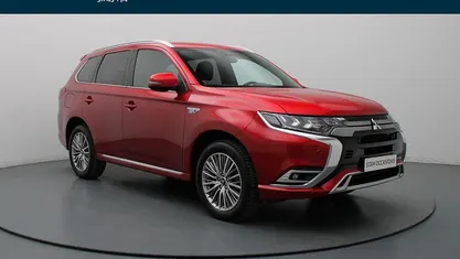 Rood (metallic) Gebruikt 2021 Mitsubishi Outlander P-HEV Intense+ SUV | € 25.990 (Eerlijke prijs)