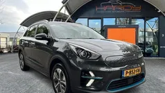 Grijs, metallic lak Gebruikt 2022 Kia e-Niro 3 SUV | € 23.480 (Super prijs)