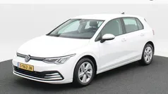 Wit Gebruikt 2023 VW Golf VIII Life Hatchback | € 24.850 (Eerlijke prijs)