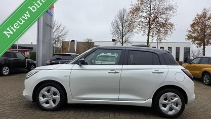 Wit (parellak) Gebruikt 2025 Suzuki Swift Hatchback | € 20.000 (Eerlijke prijs)