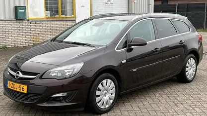 Occasion Opel Astra Design Edition 140 PK (102 kW) 2014 Bruin (metallic) Stationwagen