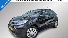 Zwart, metallic lak Gebruikt 2024 Toyota Aygo Play Hatchback | € 18.999 (Eerlijke prijs)