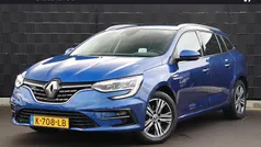 Blauw (metallic) Gebruikt 2021 Renault Mégane GrandTour Intens Stationwagen | € 17.950 (Eerlijke prijs)