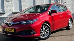 Rood, metallic lak Gebruikt 2015 Toyota Auris Hatchback | € 11.990 (Goede deal)