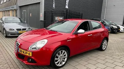 Rood, metallic lak Gebruikt 2010 Alfa Romeo Giulietta Distinctive Hatchback | € 5.999 (Eerlijke prijs)