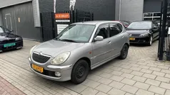 Grijs, metallic lak Gebruikt 2002 Daihatsu Sirion Hatchback | € 999 (Eerlijke prijs)