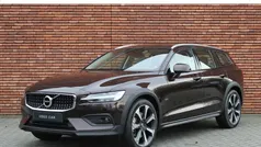 Bruin, metallic lak Gebruikt 2018 Volvo V60 CC Pro Stationwagen | € 39.950 (Eerlijke prijs)