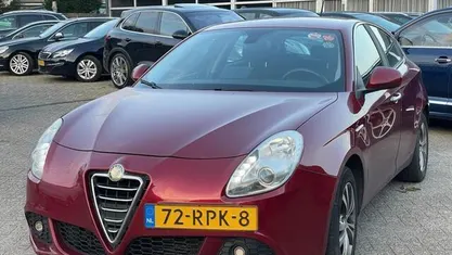Rood Gebruikt 2011 Alfa Romeo Giulietta Distinctive Hatchback | € 3.999 (Goede deal)