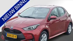 Rood Gebruikt 2021 Toyota Yaris Hybrid Comfort Hatchback | € 17.450 (Eerlijke prijs)