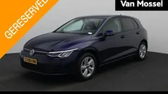 Blauw Gebruikt 2023 VW Golf VIII Life Hatchback | € 21.900 (Goede deal)