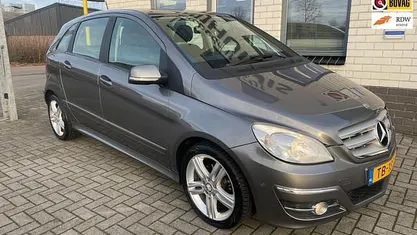 Grijs Gebruikt 2010 Mercedes B200 MPV | € 6.450 (Eerlijke prijs)