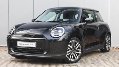 Zwart Gebruikt 2024 Mini Cooper Classic Hatchback | € 24.750 (Eerlijke prijs)