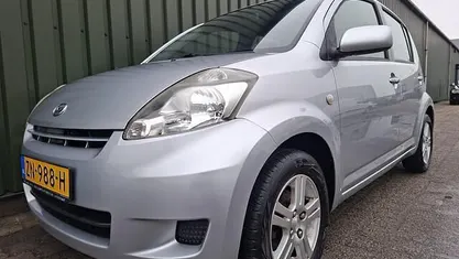 Occasion Daihatsu Sirion 91 PK (66 kW) 2009 Grijs Hatchback