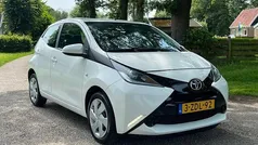 Wit Gebruikt 2014 Toyota Aygo X-play Hatchback | € 4.750 (Eerlijke prijs)