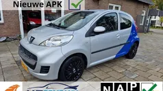 Grijs, metallic lak Gebruikt 2009 Peugeot 107 Hatchback | € 2.399 (Eerlijke prijs)