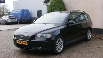 Zwart (metallic) Gebruikt 2005 Volvo V50 Momentum Stationwagen | € 1.750 (Goede deal)