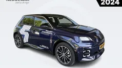 Nachtblauw met dak in sterzwar Gebruikt 2024 Renault R5 Iconic Hatchback | € 31.995 (Eerlijke prijs)