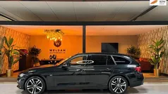 Zwart, metallic lak Gebruikt 2018 BMW 320 Sport Line Stationwagen | € 23.990 (Eerlijke prijs)