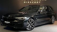 Zwart Gebruikt 2022 BMW 530e Executive Stationwagen | € 43.990 (Eerlijke prijs)