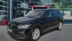 Zwart Gebruikt 2022 VW Tiguan Life SUV | € 31.500 (Eerlijke prijs)
