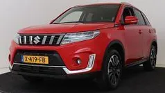 Rood metallic Gebruikt 2023 Suzuki Vitara Style SUV | € 24.495 (Eerlijke prijs)