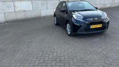 Zwart Gebruikt 2022 Toyota Aygo Play Hatchback | € 13.950 (Eerlijke prijs)