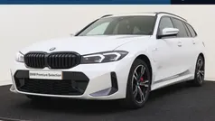 Alpinweiss Gebruikt 2024 BMW 320e M Sport Stationwagen | € 42.850 (Goede deal)