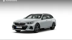 Grijs Nieuw 2025 BMW 530e M Sport Stationwagen | € 82.205 (Super prijs)