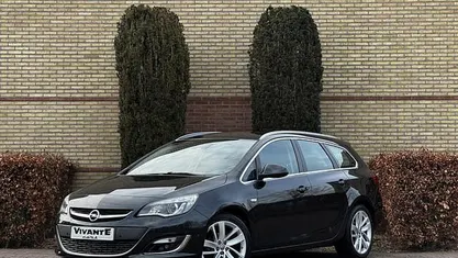 Zwart Occasion 2015 Opel Astra Sport Stationwagen | € 9.995 (Eerlijke prijs)