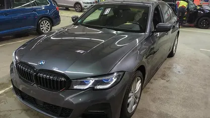 Grijs (metallic) Gebruikt 2021 BMW 330e M Sport Sedan | € 31.000 (Super prijs)