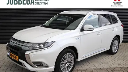 Wit (parellak) Occasion 2019 Mitsubishi Outlander P-HEV Intense SUV | € 18.895 (Eerlijke prijs)