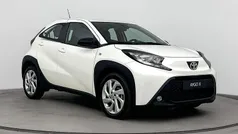 Wit Gebruikt 2022 Toyota Aygo Play Hatchback | € 19.799 (Eerlijke prijs)