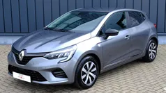 Grijs Gebruikt 2023 Renault Clio V Evolution Hatchback | € 18.945 (Eerlijke prijs)