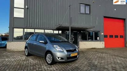Occasion Toyota Yaris 99 PK (72 kW) 2010 Grijs (metallic) Hatchback
