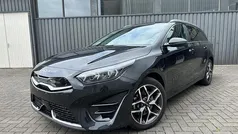 Zwart, metallic lak Gebruikt 2023 Kia Ceed Sportswagon Stationwagen | € 25.444 (Eerlijke prijs)